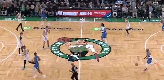 bob半岛体育官网-汤杰溜底线空切上篮命中，凯尔特人三节94-81领先魔术